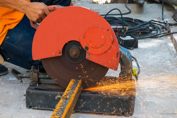 Worker cutting metal with grinder. Sparks while grinding iron — Stock Photo, Image