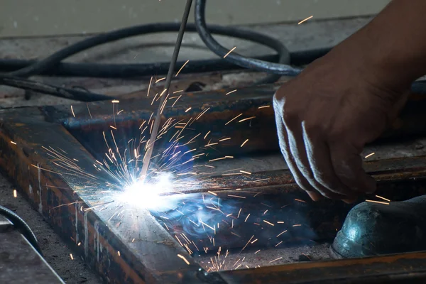 Woker welding steel with sparks lighting — Stock Photo, Image