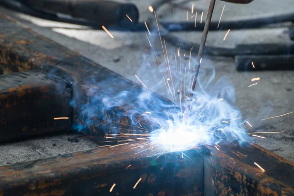 Woker welding steel with sparks lighting — Stock Photo, Image