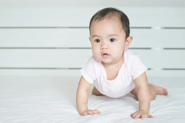 Asian cute girl baby crawling in bedroom — Stock Photo, Image