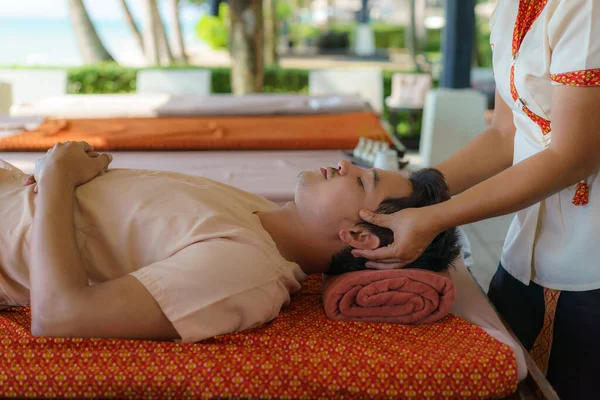 Hombre Asiático Salón Spa Playa Recibiendo Masaje Aceite Cerca Playa — Foto de Stock