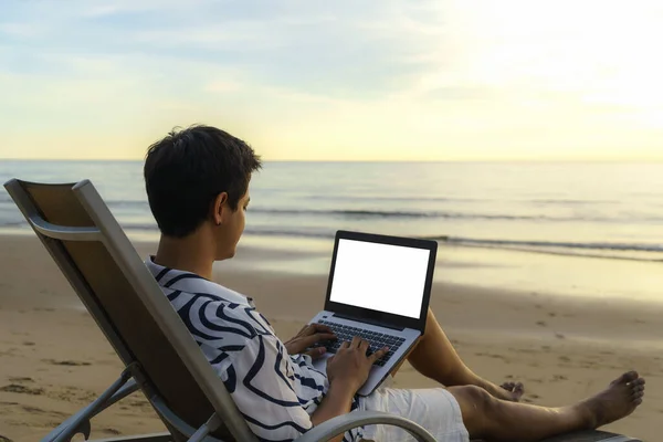 Estilo Vida Jovem Blogueiro Asiático Trabalhando Usando Teclado Laptop Enquanto — Fotografia de Stock