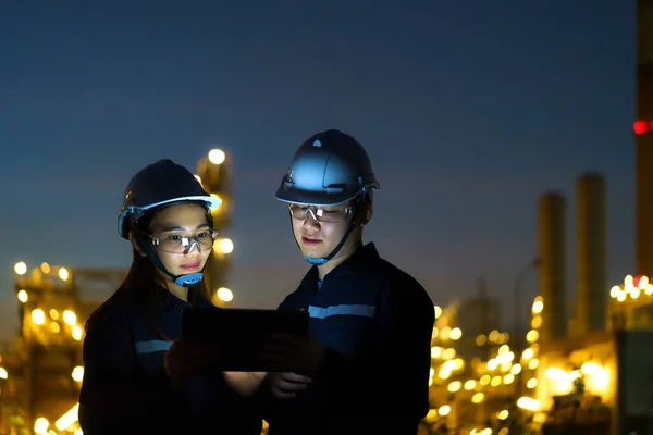 Asian Engineers Man Woman Checking Maintenance Oil Refinery Factory Night — Stock Photo, Image