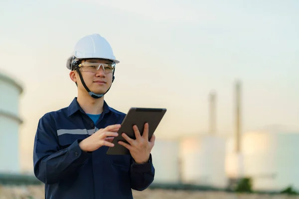 Asian Engineer Man Checking Maintenance Oil Refinery Factory Evening Digital — Stock Photo, Image