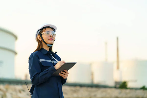 Asian Engineer Woman Checking Maintenance Oil Refinery Factory Evening Digital — Stock Photo, Image