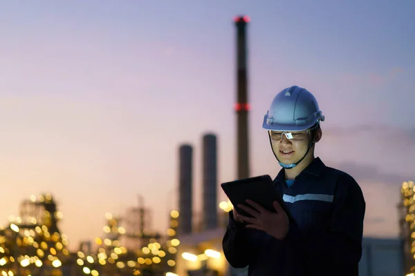 Ingeniero Asiático Hombre Comprobar Mantenimiento Fábrica Refinería Petróleo Por Noche — Foto de Stock