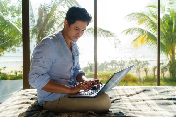 Young Asian Businessman Sitting Bed Working Laptop Room Resort Sea — Stockfoto
