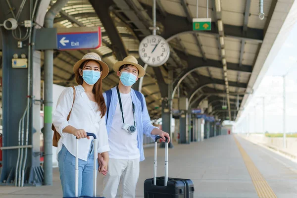 Asian Travelers Couple Waiting Train Train Station Bangkok Thailand Travel — Stock Photo, Image