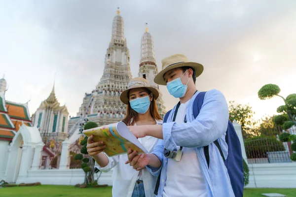 Asian Couple Happy Tourists Travel Holidays Holding Wat Arun Temple — Stock Photo, Image