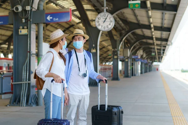 アジアの旅行者は バンコクの鉄道駅で電車を待っているカップル 旅行と交通の概念 — ストック写真