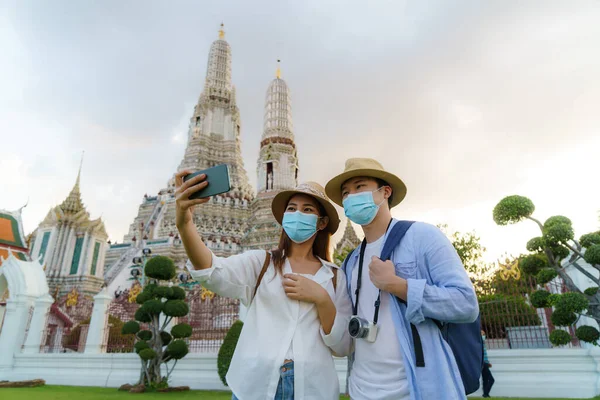 Asian Couple Happy Tourists Travel Wearing Mask Protect Covid Holidays — Stock Photo, Image