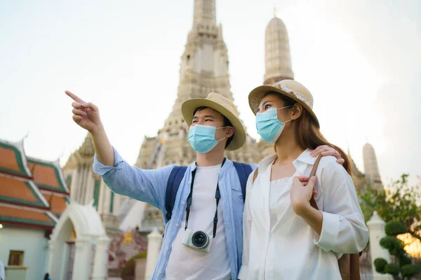 Asian Couple Happy Tourists Travel Holidays Holding Wat Arun Temple — Stock Photo, Image