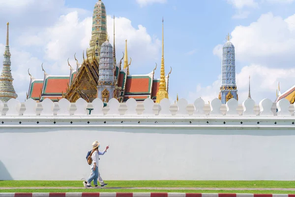 Азиатская Пара Счастливых Туристов Путешествовать Маске Защитить Covid Праздники Храме — стоковое фото