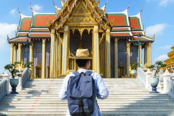 Asian Man Traveler Wat Phra Keaw Buddhist Temple Bangkok Thailand — Stock Photo, Image