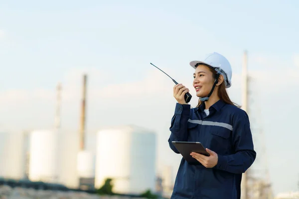 Asian Woman Technician Inżynier Przemysłowy Wykorzystujący Walkie Talkie Trzymający Tablet — Zdjęcie stockowe