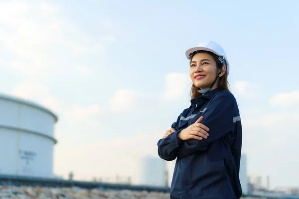 アジアの女性エンジニアの腕が交差し 背景に石油精製工場工場との将来を楽しみにして自信を持って笑顔 — ストック写真