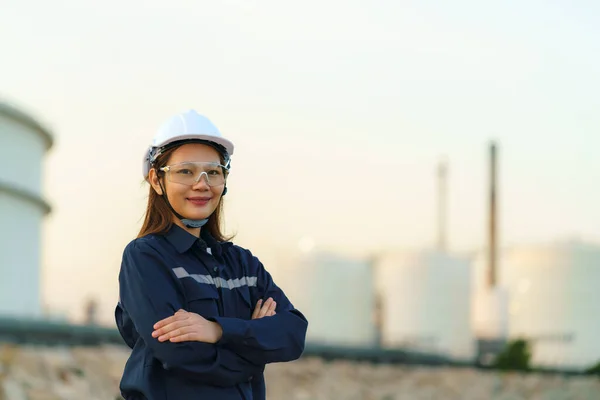 Aziatische Vrouw Ingenieur Arm Gekruist Glimlach Met Vertrouwen Kijken Uit — Stockfoto