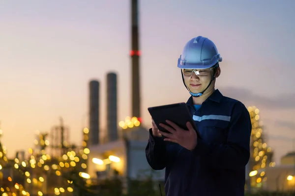 Engenheiro Petroquímico Homem Asiático Trabalhando Noite Com Tablet Digital Dentro — Fotografia de Stock