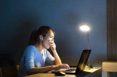 Yarın akşamki sunuma hazırlanmak için dizüstü bilgisayarı üzerinde çalışan Asyalı iş adamı kadın o kadar uykulu ve yorgun görünüyordu ki gece geç saatlere kadar evdeki oturma odasında esnedi.