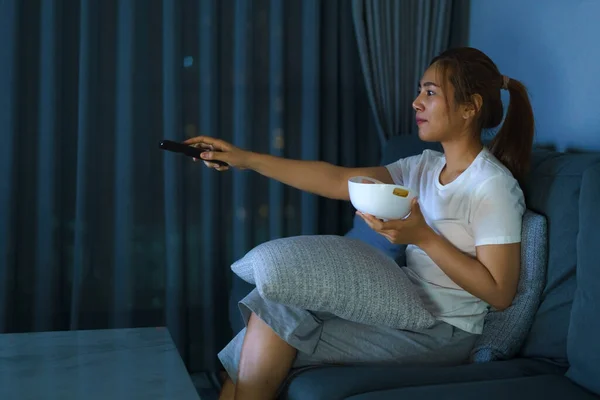 Ásia Mulher Assistindo Televisão Suspense Filme Notícias Olhando Feliz Engraçado — Fotografia de Stock