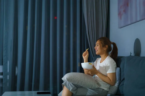 Ásia Mulher Assistindo Televisão Suspense Filme Notícias Olhando Feliz Engraçado — Fotografia de Stock