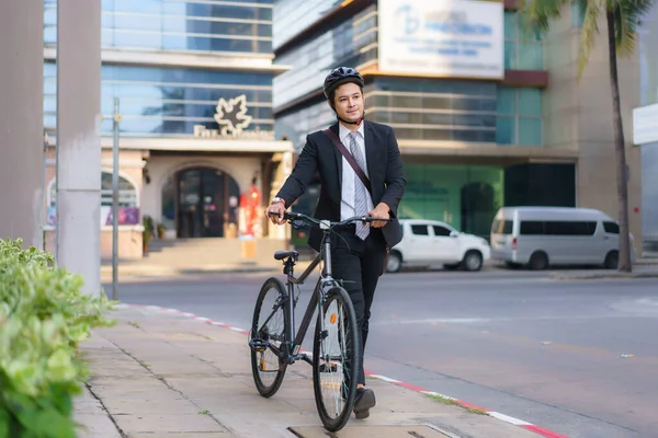 亚洲商人把自行车从家里推到家里 准备骑自行车上班 生态转运 — 图库照片