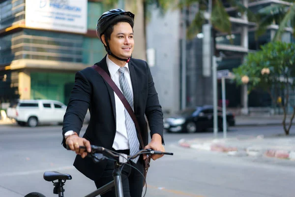 亚洲商人把自行车从家里推到家里 准备骑自行车上班 生态交通 — 图库照片