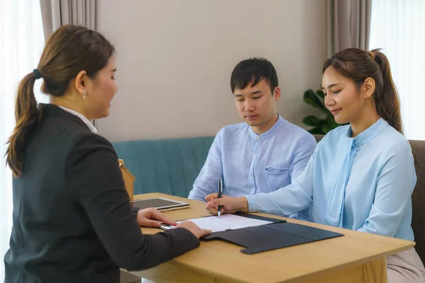 Agentes Imobiliários Mulher Asiática Estão Tendo Clientes Assinar Contratos Para — Fotografia de Stock