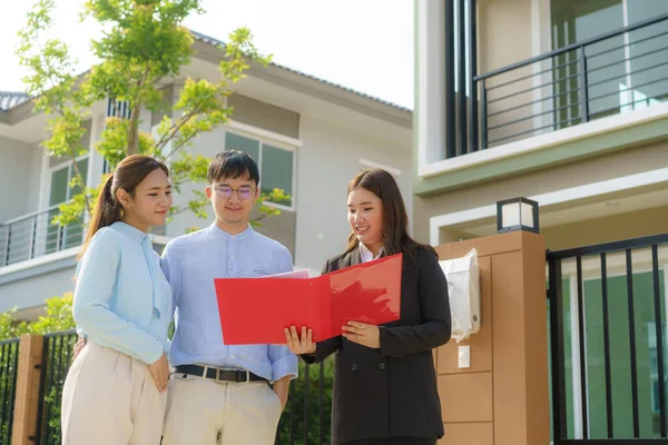 Asiatische Immobilienmaklerin Zeigt Ein Hausdetail Ihrer Akte Dem Jungen Asiatischen — Stockfoto