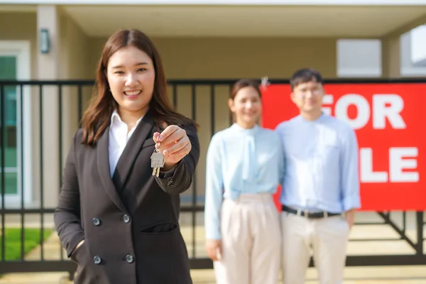 Agente Inmobiliario Asiático Mujer Inmobiliaria Sonriendo Sosteniendo Archivo Rojo Con — Foto de Stock