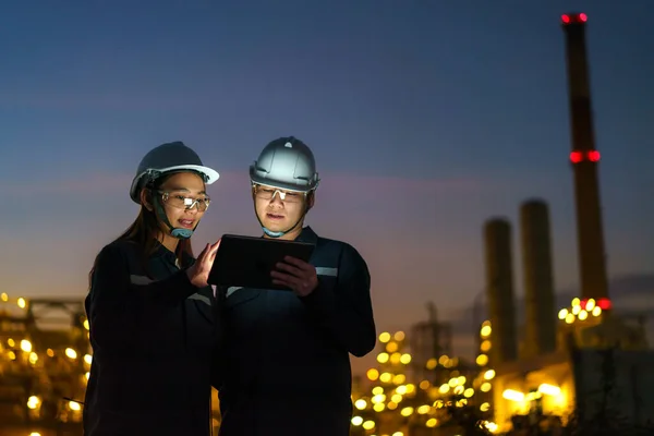 Asian Engineers Man Woman Checking Maintenance Oil Refinery Factory Night — Stock Photo, Image