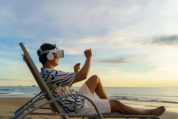 Jeune Homme Asiatique Utilisant Des Lunettes Réalité Virtuelle Pour Une — Photo