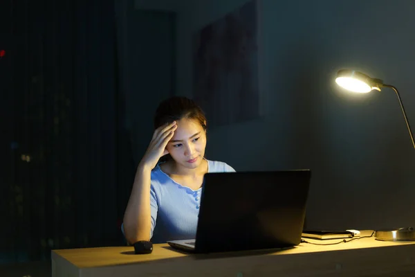 アジアの女性は夜遅くに自宅のオフィスでノートパソコンやノートパソコンのプロジェクト研究の問題でストレスの多い仕事燃え尽き症候群の概念 — ストック写真