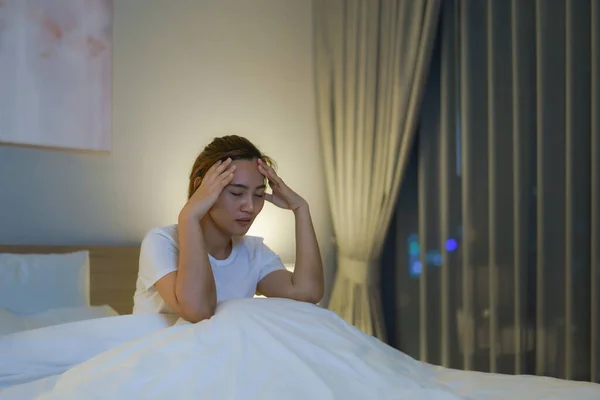 Азиатская Женщина Лежит Белой Кровати Спальне Выглядит Обеспокоенной Думает Своей — стоковое фото