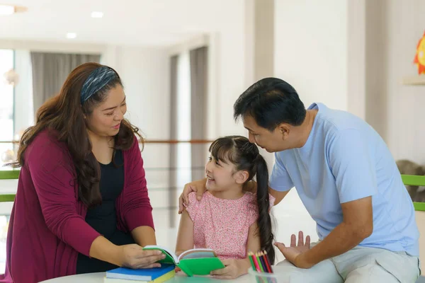 Familia Asiática Con Padre Madre Hija Leyendo Libro Cuentos Hadas — Foto de Stock