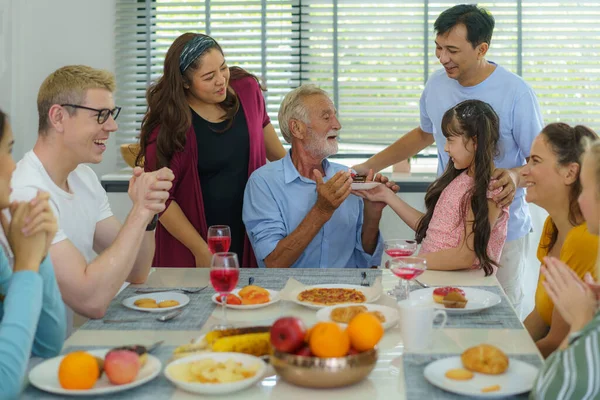 Happy Mutiethnicity Und Mehrgenerationenfamilie Feiern Großvätergeburtstag Heimischen Wohnzimmer — Stockfoto