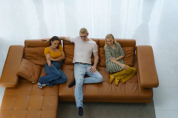 Vista Superior Família Feliz Caucasiana Sentado Assistindo Televisão Sala Estar — Fotografia de Stock