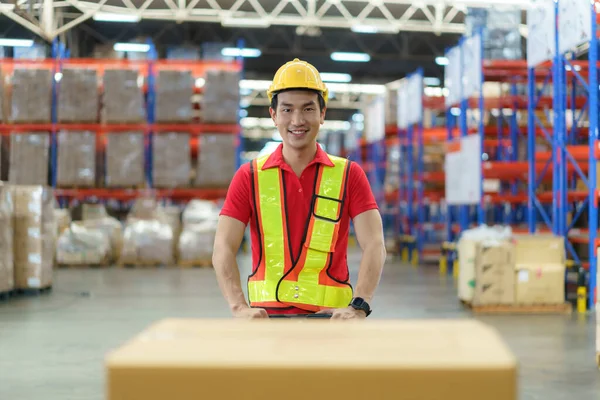 Aziatische Man Pakhuismedewerker Die Palletgoederen Uitlaadt Een Vrachtwagencontainer Magazijnindustrie Logistiek — Stockfoto