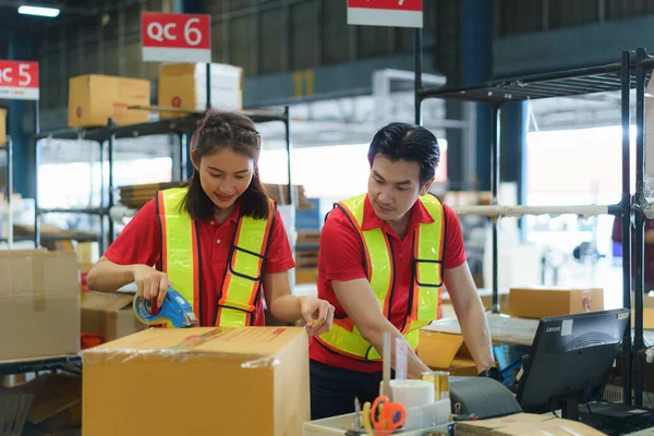 Asian Female Worker Packing Cardboard Box Tape Gun Dispenser Warehouse — ストック写真