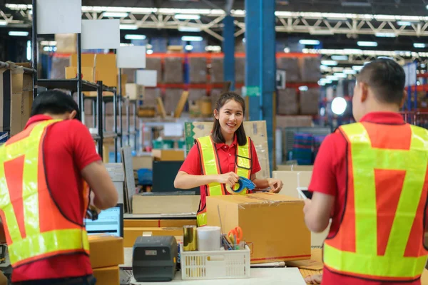 Asian Female Worker Packing Cardboard Box Tape Gun Dispenser Warehouse — ストック写真