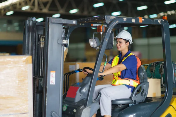 Pembalap Wanita Cantik Asia Mengendarai Garpu Mobil Angkat Dalam Industri — Stok Foto