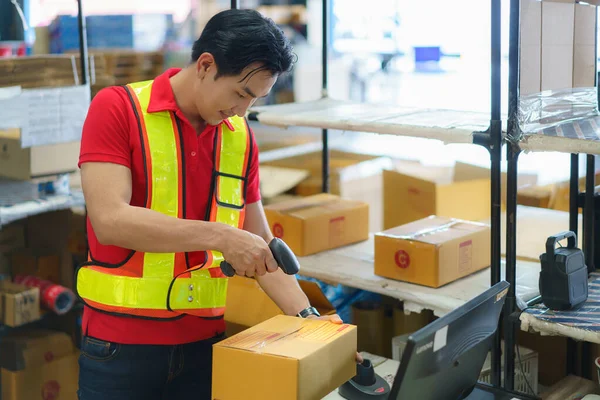 Asian Warehouse Man Worker Computer Barcode Scanner Warehouse Scan Box — Stock Photo, Image