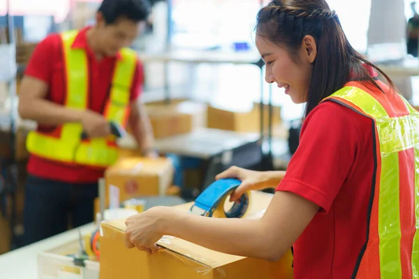 Asian Female Worker Packing Cardboard Box Tape Gun Dispenser Warehouse — ストック写真