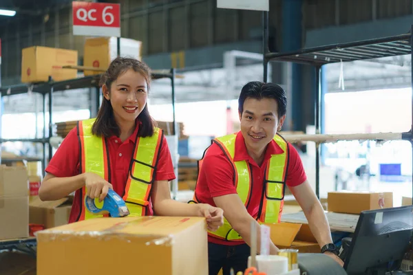 Asian Female Worker Packing Cardboard Box Tape Gun Dispenser Warehouse — Stockfoto