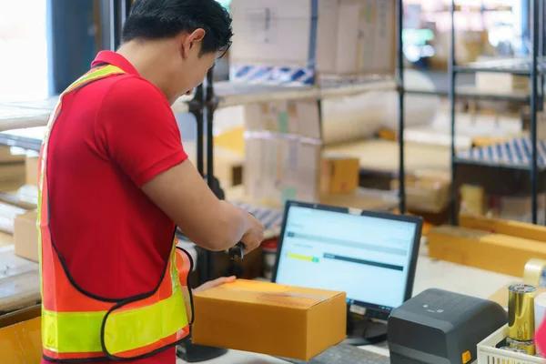 Asian Warehouse Man Worker Computer Barcode Scanner Warehouse Scan Box — Stock Photo, Image