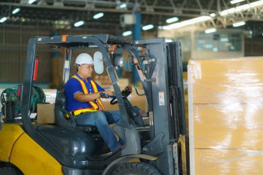 Forklift, depo, liman, nakliye, kargo tedarik zinciri, kargo taşımacılığı, depo endüstrisi ve lojistik alanlarındaki kargo konteynerlerine yükleniyor..
