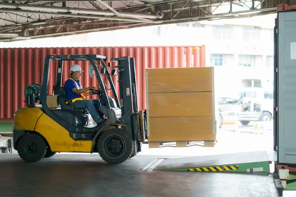 Forklift Memuat Dalam Kontainer Kargo Gudang Pelabuhan Pengiriman Barang Rantai — Stok Foto