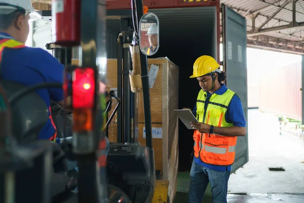 Asian Forklift Driver Loading Shipping Cargo Container Full Pallet Boxes — Fotografia de Stock