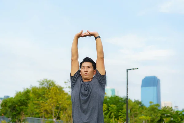 Deportes Urbanos Hombre Joven Asiático Está Haciendo Calentamiento Antes Correr — Foto de Stock