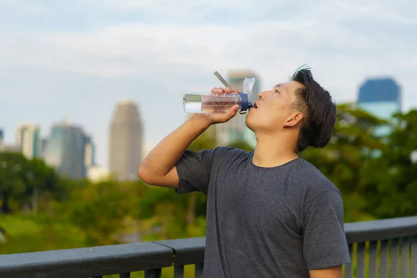 Imagem Homem Asiático Saudável Segurando Uma Garrafa Água Refrescante Descansando — Fotografia de Stock